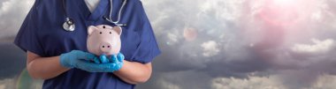 Doktor ya da Hemşire Eldiven Giyiyor Bulutların Üzerinde Domuz Kumbarası Tutuyor.