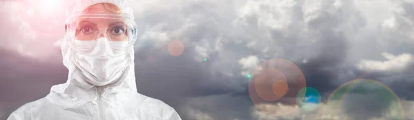 Доктор Або Медсестра Вдягаючи Особистий Захист Через Бар Хмарах — стокове фото