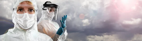 Médico Enfermeira Vestindo Equipamento Proteção Individual Sobre Tempestade Nuvens Banner — Fotografia de Stock