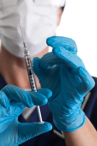 Médico Enfermeiro Segurando Seringa Médica Com Agulha — Fotografia de Stock