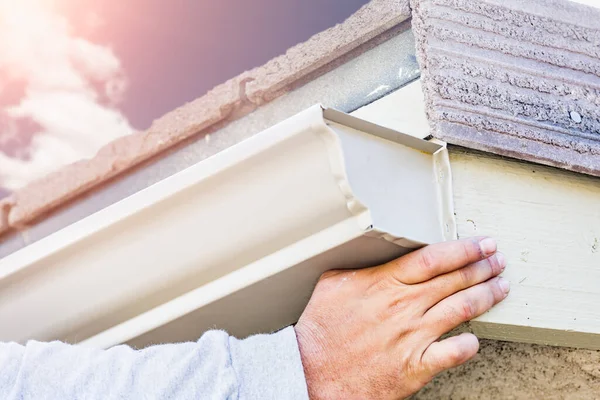 Werknemer Bevestigen Aluminium Regengoot Aan Fascia Van Het Huis — Stockfoto