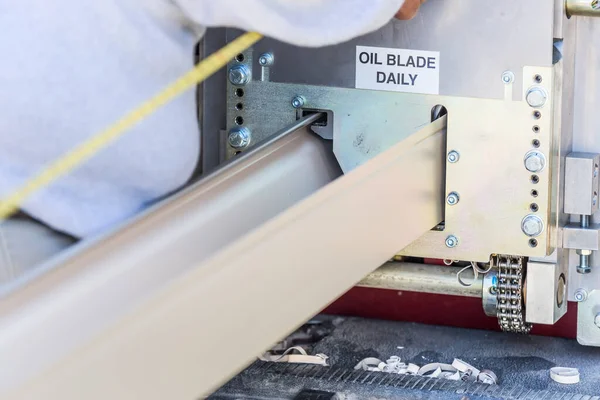 Processamento Calha Chuva Medição Trabalhador Através Máquina Moldar Sem Costura — Fotografia de Stock