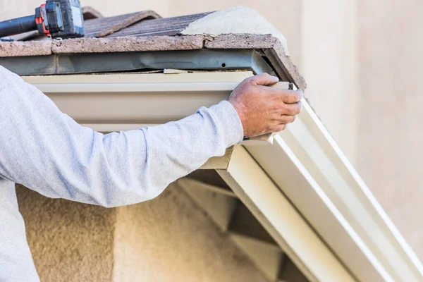 Lavoratore Che Attacca Grondaia Pioggia Alluminio Fascia Della Camera — Foto Stock