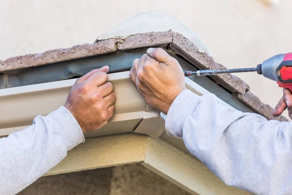 Arbeiter Befestigen Aluminium Regenrinne Hausfassade — Stockfoto