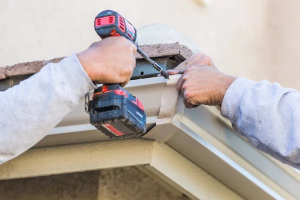 Werknemers Bevestigen Aluminium Regengoot Aan Fascia Van Het Huis — Stockfoto