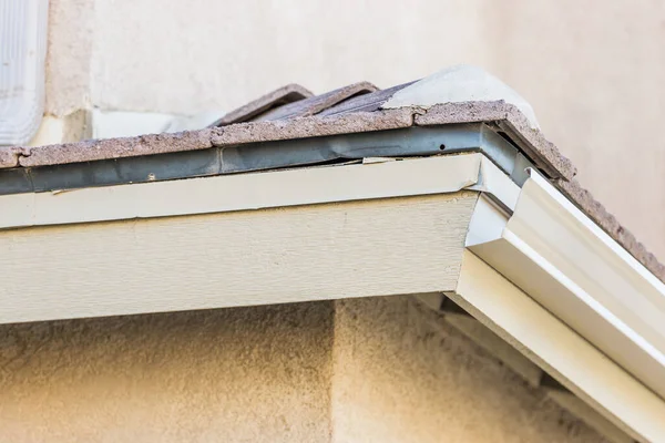 Hus Med Nye Sømløse Aluminium Regn Gutters - Stock-foto