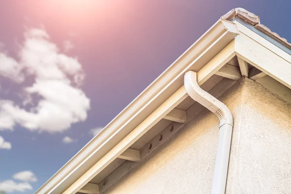 Casa Com Novas Calhas Chuva Alumínio Sem Costura — Fotografia de Stock