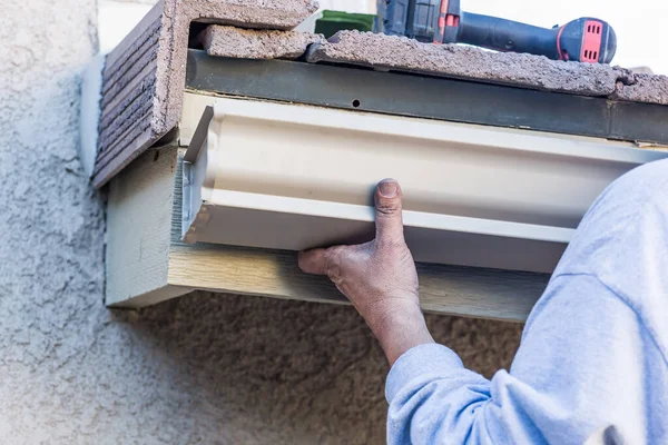 Werknemer Bevestigen Aluminium Regengoot Aan Fascia Van Het Huis — Stockfoto