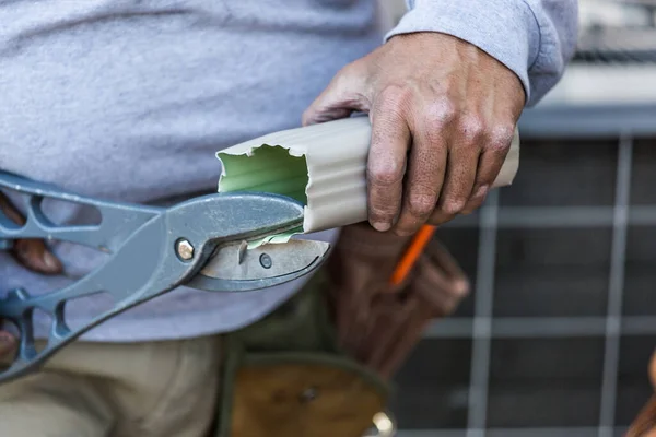 Worker Cutting Aluminum Rain Gutter Heavy Shears — Stock Photo, Image