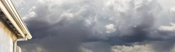 Yeni Kusursuz Alüminyum Yağmurlu Oluklar Fırtına Arkaplan Sancağıyla — Stok fotoğraf