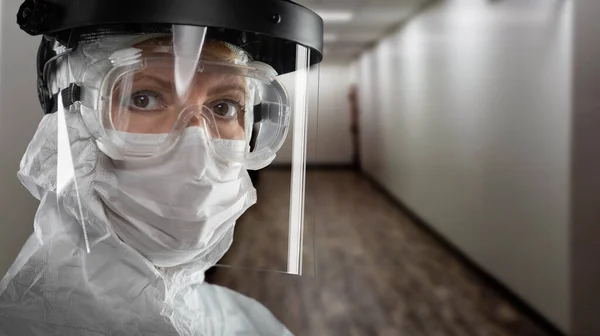 Kadın Doktor Sancağı Tıbbi Yüzdeki Hemşire Maske Kalkanı Hastane Koridorundaki — Stok fotoğraf