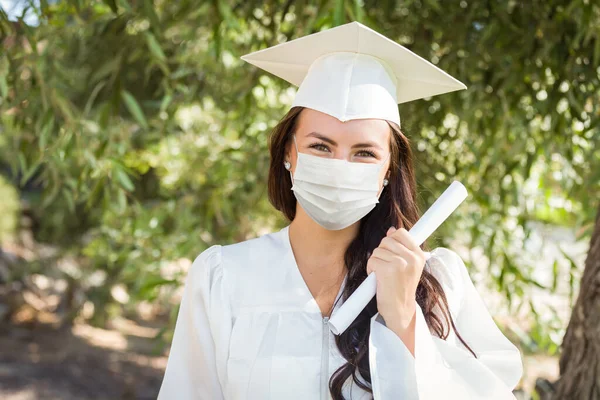 Γυναίκα Απόφοιτος Του Cap Και Φόρεμα Φορώντας Ιατρική Μάσκα Προσώπου — Φωτογραφία Αρχείου