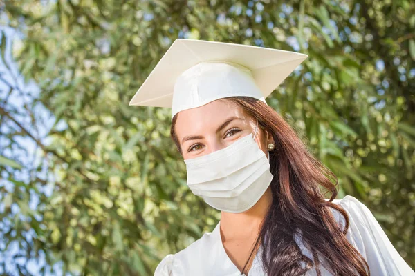 Femme Diplômée Casquette Robe Portant Masque Médical Visage — Photo