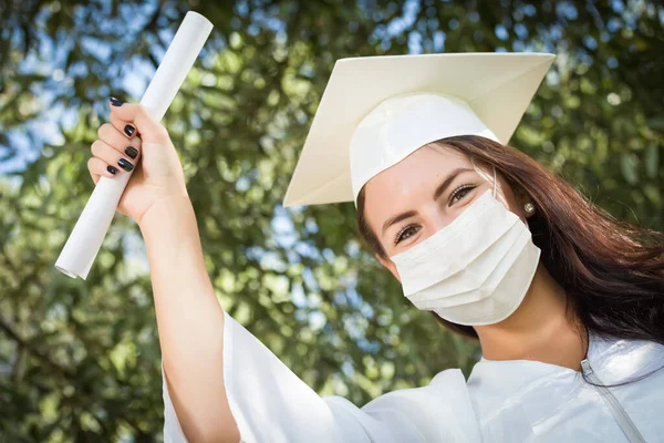 Femme Diplômée Casquette Robe Portant Masque Médical Visage — Photo