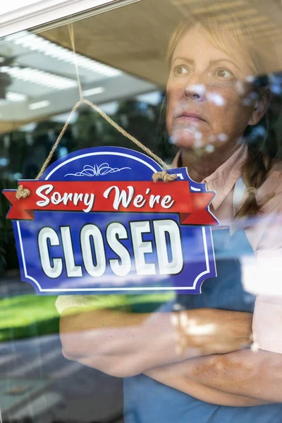 Propietaria Triste Tienda Femenina Girando Signo Cerrado Ventana — Foto de Stock