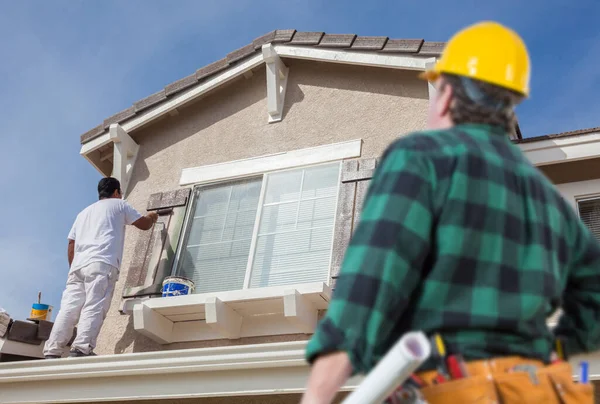 Contractor Overlooking Painter Paitning House — Stock Photo, Image