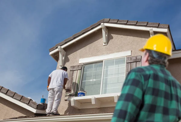 Contractor Overlooking Painter Paitning House — Stock Photo, Image