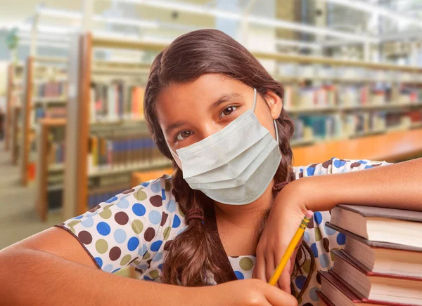 Hispanik Gadis Pelajar Memakai Wajah Topeng Belajar Perpustakaan — Stok Foto