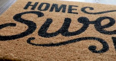 4k Pan Evim Tatlı Evim Hoş Geldin Mat Yerde Dinleniyor.