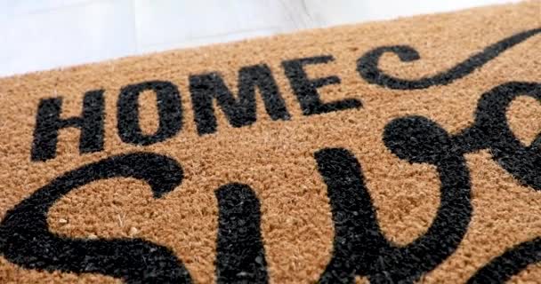 Pan Home Sweet Home Welcome Mat House Key Ring Resting — Stock Video