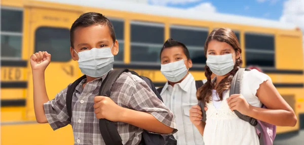 Estudiantes Hispanos Cerca Del Autobús Escolar Usando Máscaras Faciales — Foto de Stock