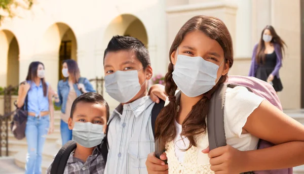 Junge Studenten Auf Dem Schulcampus Tragen Medizinische Gesichtsmasken — Stockfoto