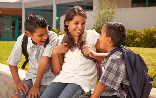 Unga Spansktalande Elever Barn Ryggsäckar Skolan Campus — Stockfoto