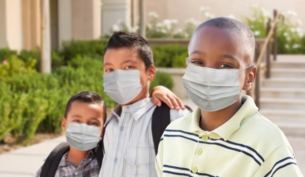 Młodzi Studenci Kampusie Szkolnym Noszący Maskę Medyczną Podczas Pandemii Koronawirusowej — Zdjęcie stockowe