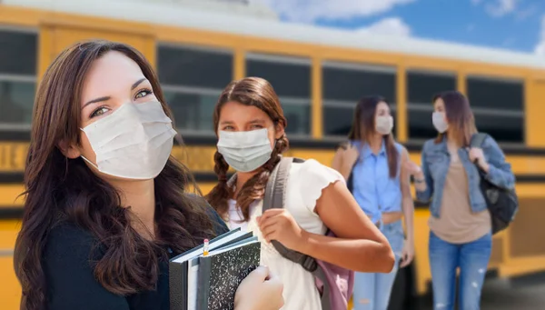 Uczniowie Pobliżu Autobusu Szkolnego Noszącego Maski Medyczne Podczas Pandemii Koronawirusowej — Zdjęcie stockowe