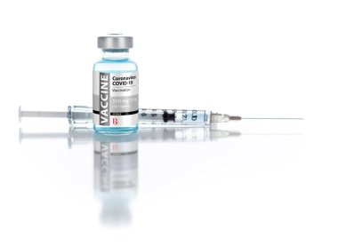 Coronavirus COVID-19 Aşı Şişesi ve Şırınga Yansıtıcı Beyaz Arkaplan.