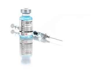 Coronavirus COVID-19 Aşı Şişesi ve Şırınga Yansıtıcı Beyaz Arkaplan.