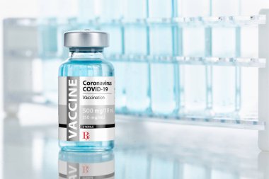 Coronavirus COVID-19 Aşı Şişesi Yansıtıcı Yüzey Üzerinde Test Tüpleri.