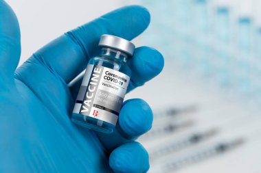 Doktor ya da Hemşire Cerrahi Eldiven Giyen Coronavirus COVID-19 Aşı.