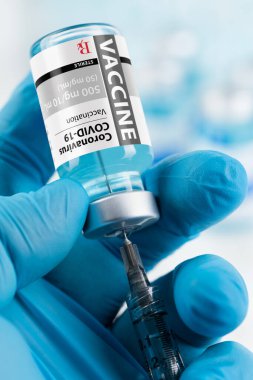 Cerrahi Eldiven Giyen Doktor veya Hemşire Coronavirus COVID-19 Aşı Şırınga ve Şırınga.