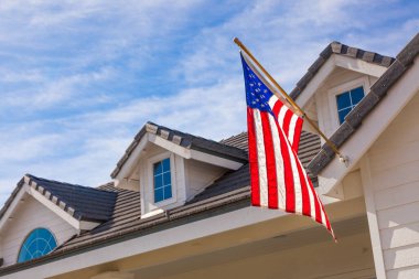 Ev cephesinde asılı Amerikan Bayrağı.