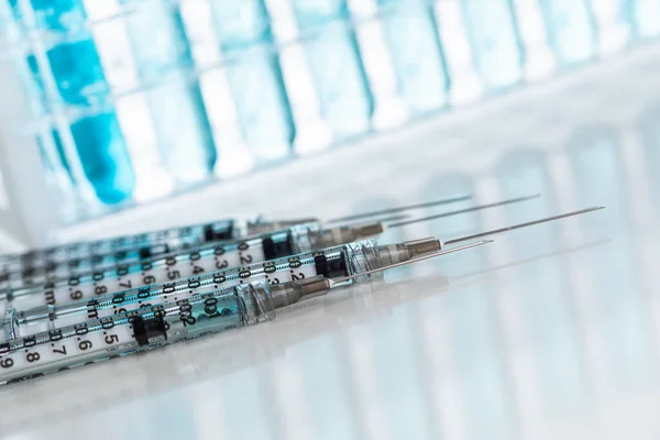 Abstract Scientific Needle Syringes Test Tubes Containing Blue Chemical Rack — Stockfoto