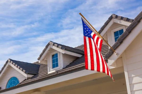 Bandera Americana Colgando Fachada Casa — Foto de Stock