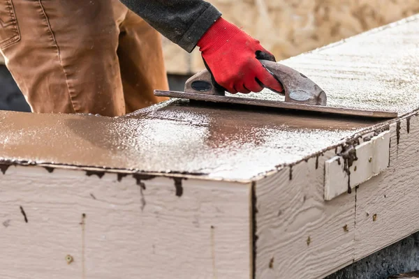 Trabajador Construcción Usando Paleta Madera Cemento Húmedo Formando Hacer Frente —  Fotos de Stock