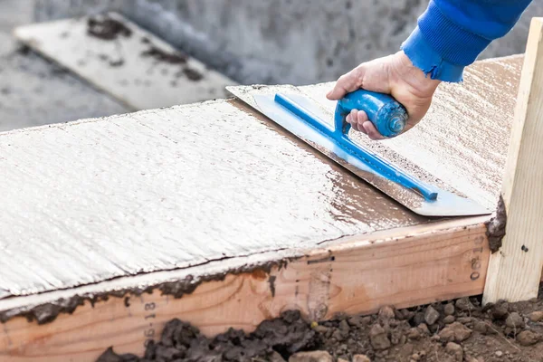 Stavební Dělník Pomocí Lopaty Mokrém Cementu Tváření Vyrovnat Kolem Nového — Stock fotografie