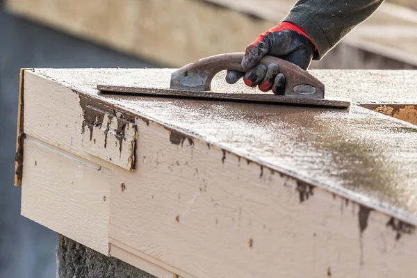 Trabajador Construcción Usando Paleta Madera Cemento Húmedo Formando Hacer Frente —  Fotos de Stock