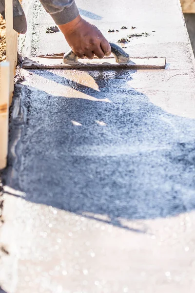 Byggarbetare Med Hjälp Trätråg Våt Cement Bildar Hantera Runt Pool — Stockfoto