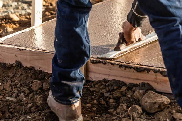Stavební Dělník Pomocí Dřevěné Lopatky Mokrém Cementu Tváření Vyrovnat Kolem — Stock fotografie