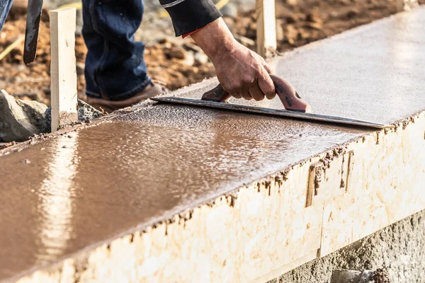 Operaio Edile Che Utilizza Cazzuola Legno Sul Cemento Bagnato Che — Foto Stock