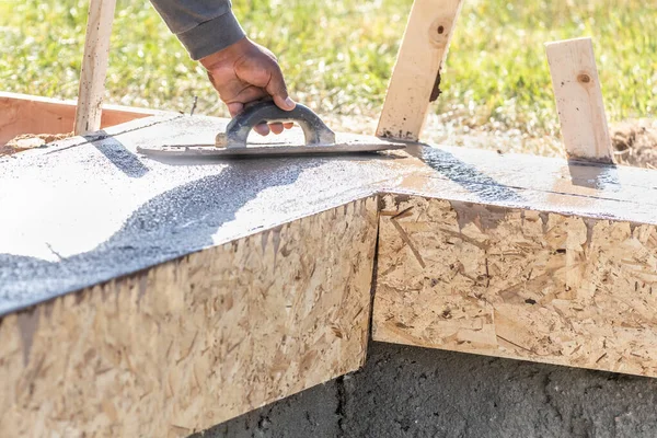 Construction Worker Using Wood Trowel Wet Cement Forming Coping New — Stock Photo, Image