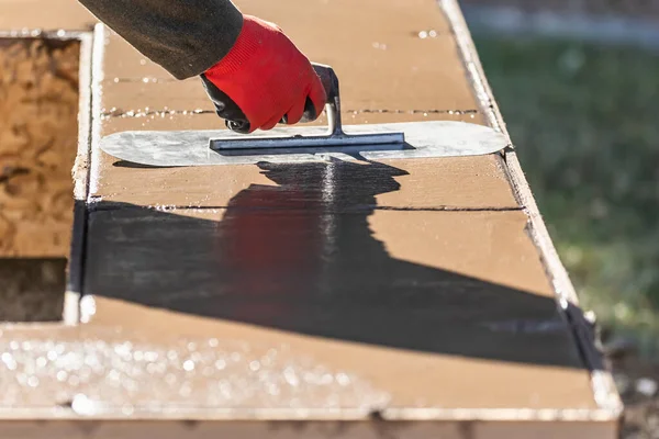 Construction Worker Using Trowel Wet Cement Forming Coping New Pool — Stock Photo, Image