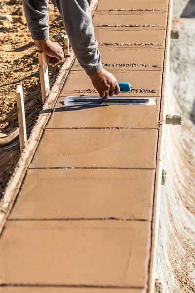 Trabalhador Construção Civil Usando Espátula Cimento Molhado Formando Enfrentamento Torno — Fotografia de Stock