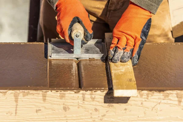 Construction Worker Using Hand Groover Wet Cement Forming Coping New — Stock Photo, Image