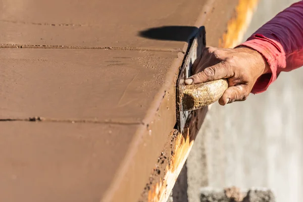 Εργάτης Οικοδομών Χρησιμοποιώντας Μυστρί Ξύλου Υγρό Τσιμέντο Που Διαμορφώνει Την — Φωτογραφία Αρχείου