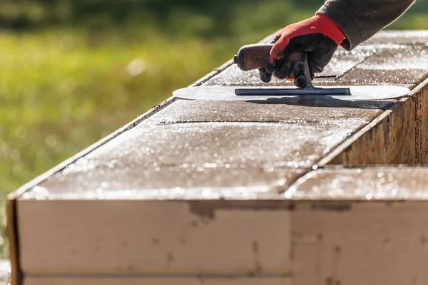 Trabajador Construcción Usando Paleta Cemento Húmedo Formando Hacer Frente Nueva —  Fotos de Stock