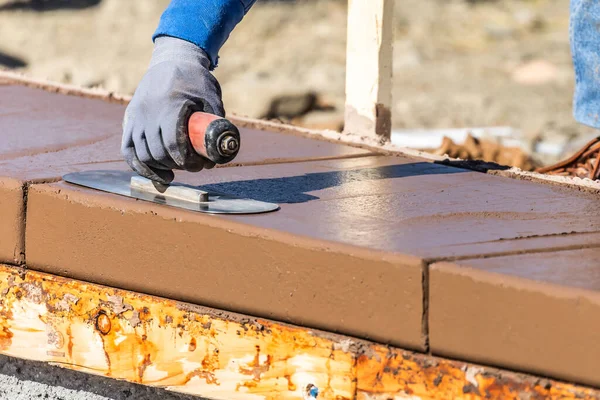Construction Worker Using Trowel Wet Cement Forming Coping New Pool — Stock Photo, Image